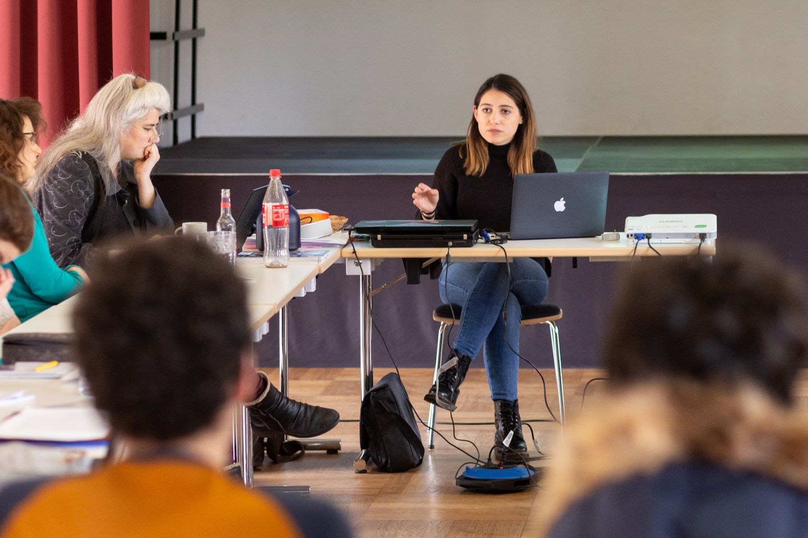 Mentorin Şirin spricht über Regulierung in der Marktwirtschaft.
